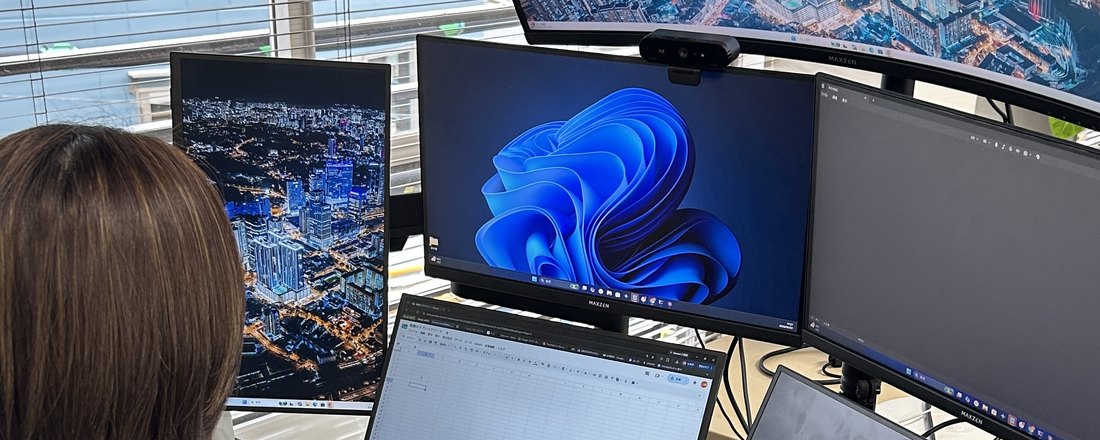 5画面モニターが並ぶ執務スペース