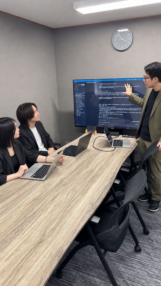 大型モニターを使って説明する社員