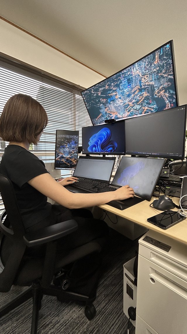 マルチモニタで作業するメンバー