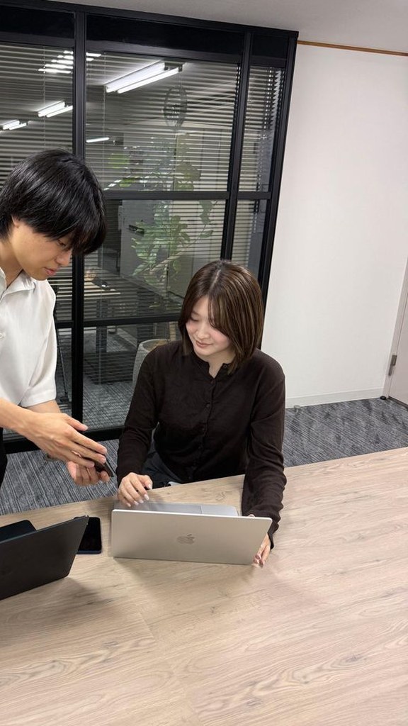 PCで作業する女性メンバー