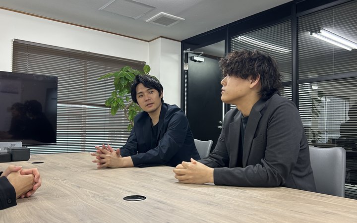 打ち合わせをするメンバー