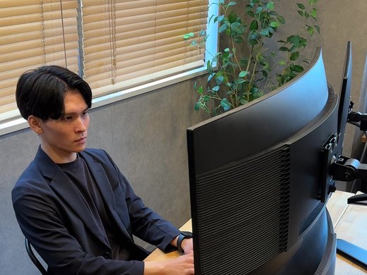 大型モニターで作業するメンバー