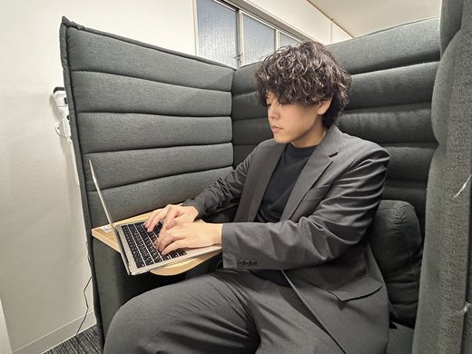 ラウンジで作業する社員