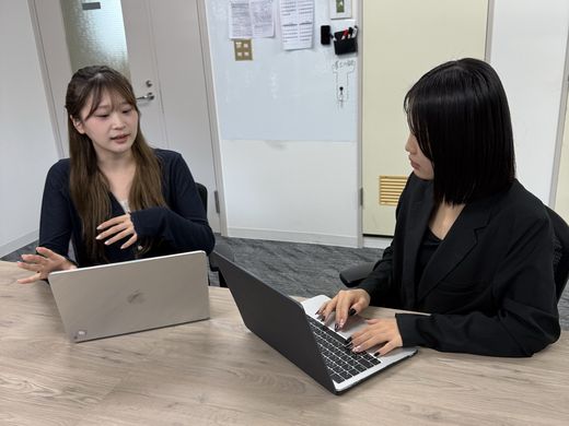 ノートPCで打ち合わせをするメンバー