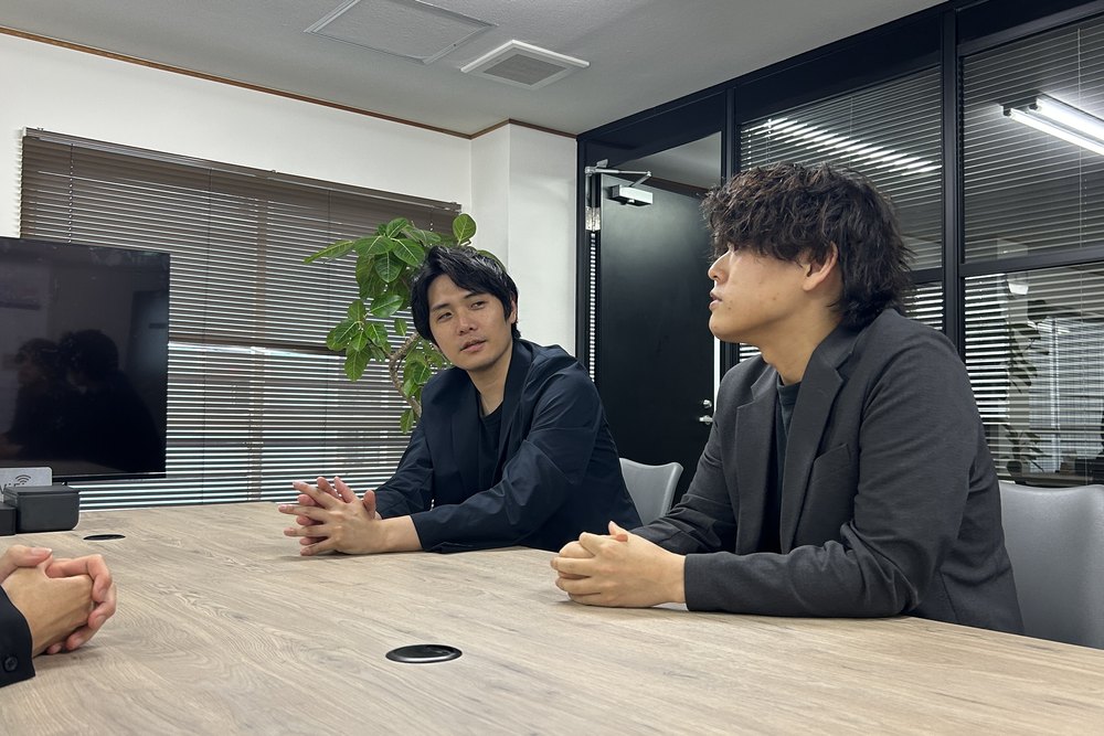 打ち合わせをする社員