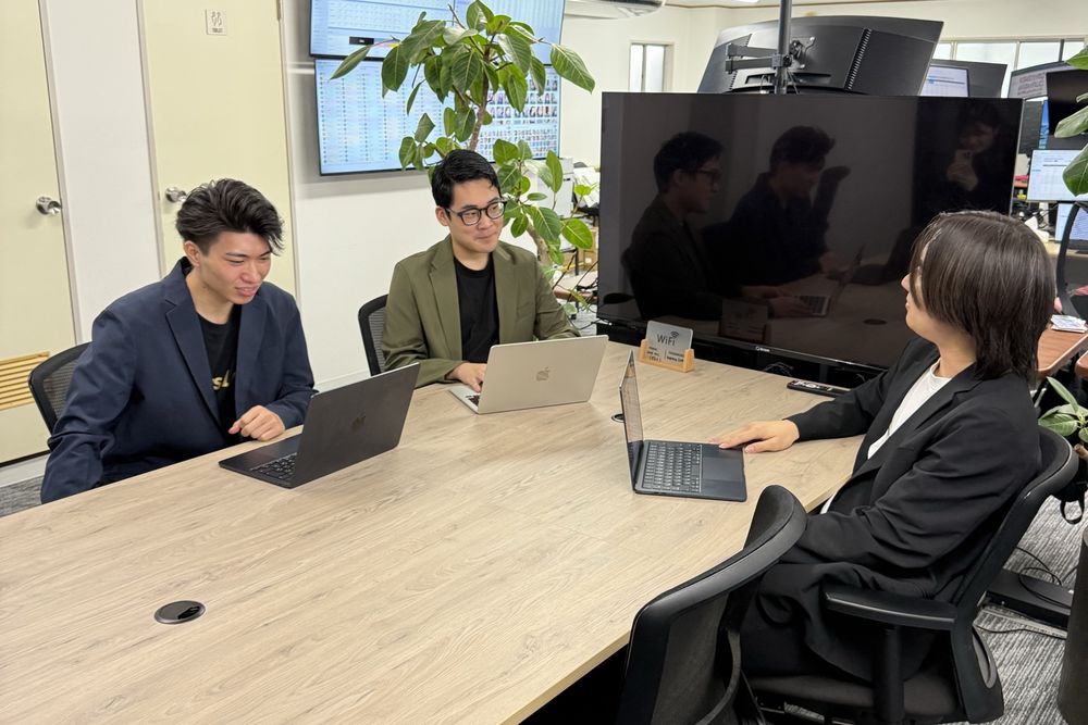 会議室で打ち合わせをする社員