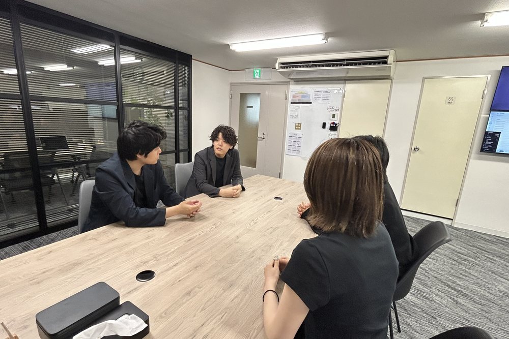 広告データを確認する社員