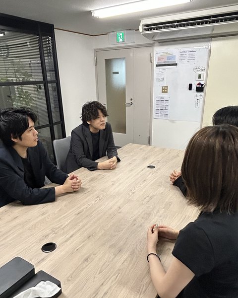 会議室で相談するメンバー